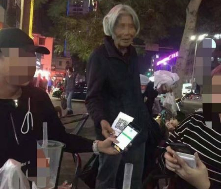 脑洞大开!荷兰为流浪者试验NFC非接触支付夹克收取捐款