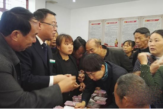 攸县发放惠农补贴“一卡通” 扶贫惠农进万家