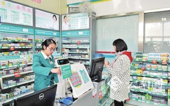 明年上半年 买药想刷医保卡 只需手机扫扫码昆明目前430家药店开通医保扫码付功能