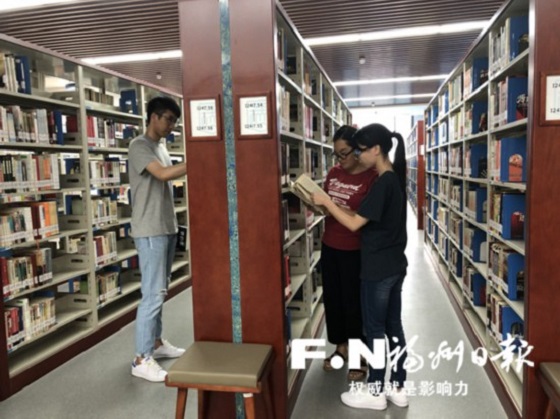 福州公共图书馆进入一卡通时代 一张读者证通借通还