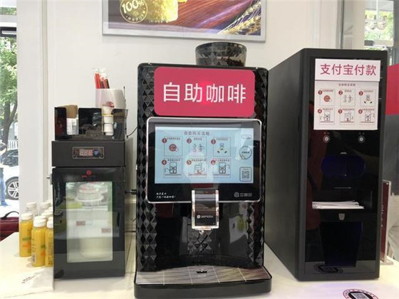 一家“无人智慧面包店”在北京开业,是口碑和味多美的合作