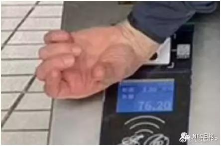 库克刷Apple Watch交通卡体验上海轮渡,竟然是这个姿势!