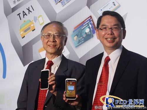 中华电信移动分公司总经理林国丰（右）