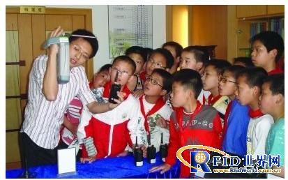 无线电科普知识深深吸引青少年