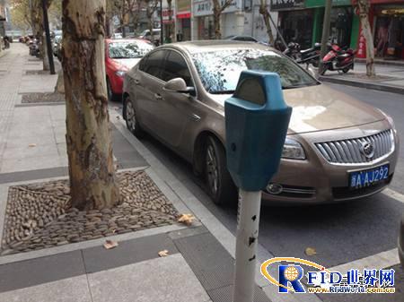 浙江：富阳城区咪表泊车位可刷市民卡