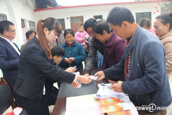 陕西省宜君县发放金融社保IC卡1万7千余张