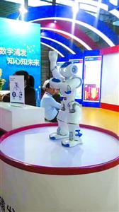 2015金融展：个性化即时发卡和贴卡支付引围观 智能机器人成潮流