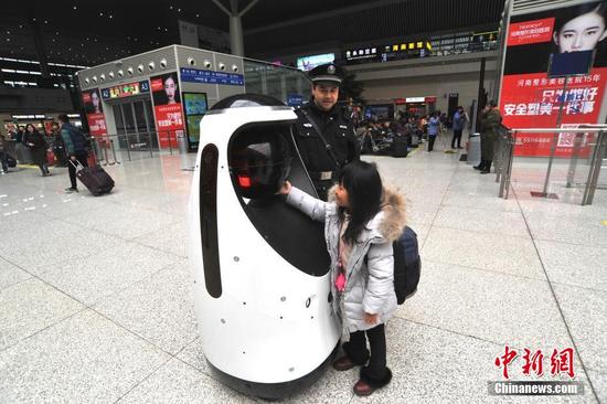警察机器人现身 能自主巡逻能协助民警引旅客围观