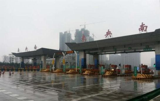 西安男子开车走ETC通道发生意外 抬杆落下砸坏车