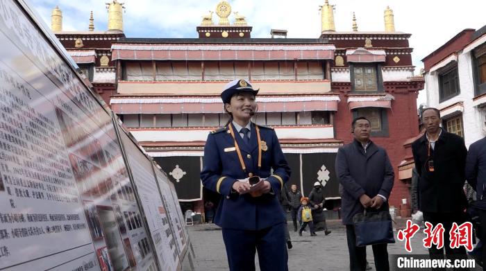 图为消防安全相关负责人在小昭寺做现场讲解。　贡桑拉姆 摄