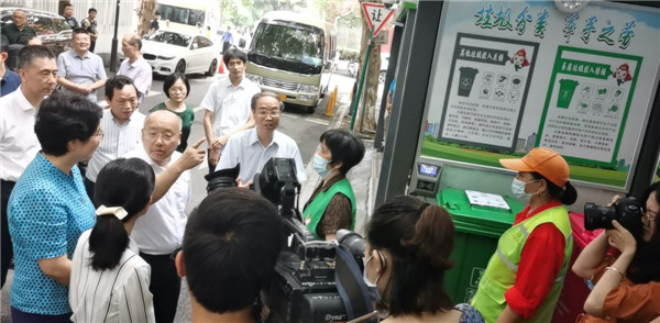 省政协副主席周国辉调研延杭智能小营街道垃圾分类项目
