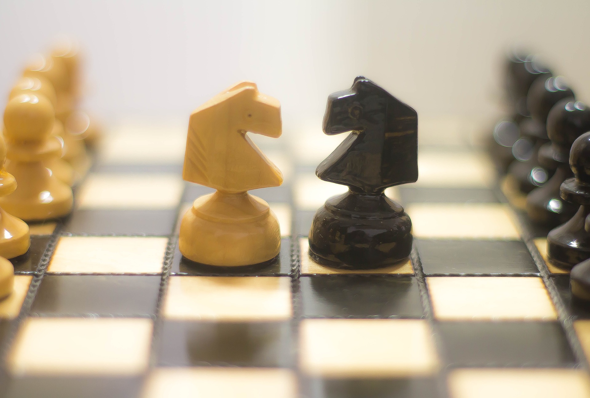 play-chess-4699323_1920.jpg