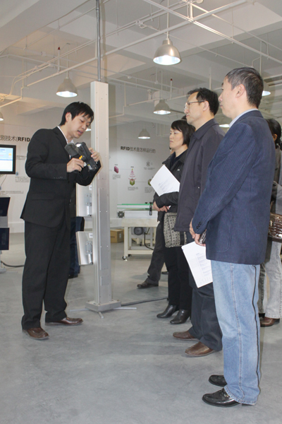 常熟市科技局官员认真听取利奥创新科技工作人员介绍bfrdmc读取技术