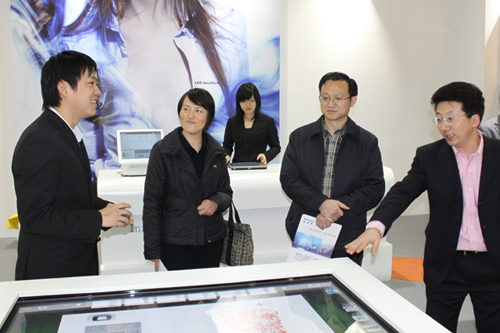 常熟市科技局张燕局长观看bfrdmc服饰目录系统演示