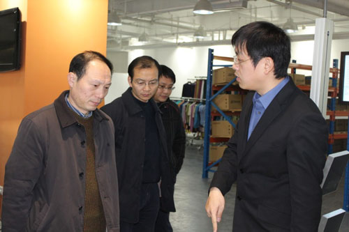 利奥创新科技工作人员为吴肇明处长演示读取卡板bfrdmc标签，实现自动入库