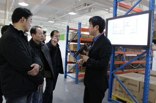 利奥创新科技工作人员正在向吴肇明处长等人讲解bfrdmc二维仓库系统的功能特点